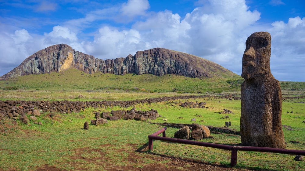 Volcan Rano Raraku 11 Lugares Turísticos para Visitar en la Isla de Pascua - VisitarChile