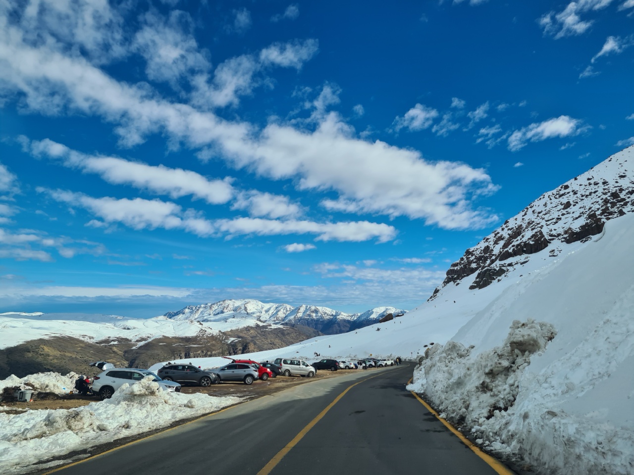 Autos estacionados en la nieve