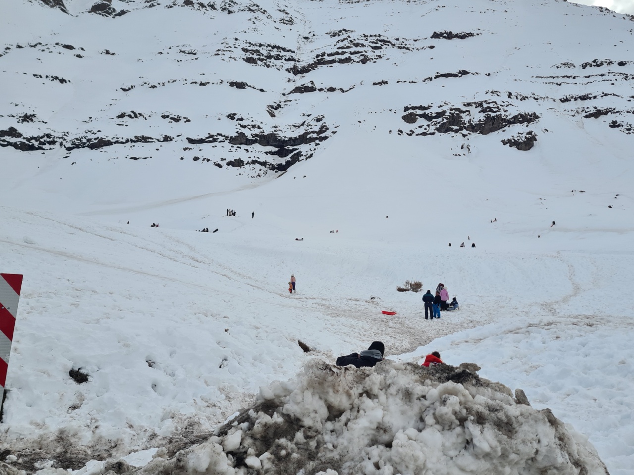 Gente deslizándose en la nieve gratis