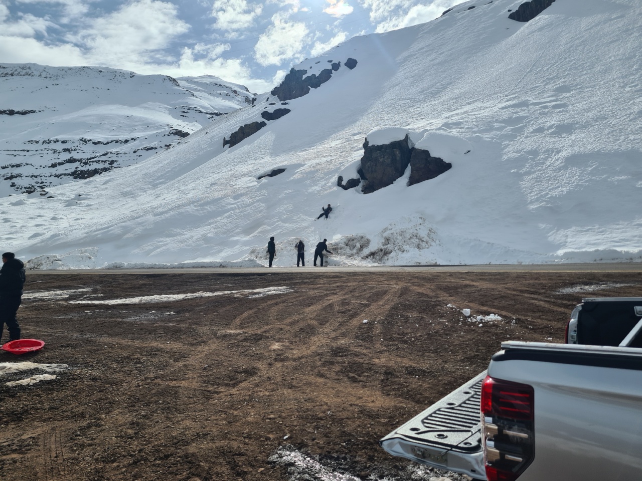 gente disfrutando de la nieve en curva 7 de Valle Nevado