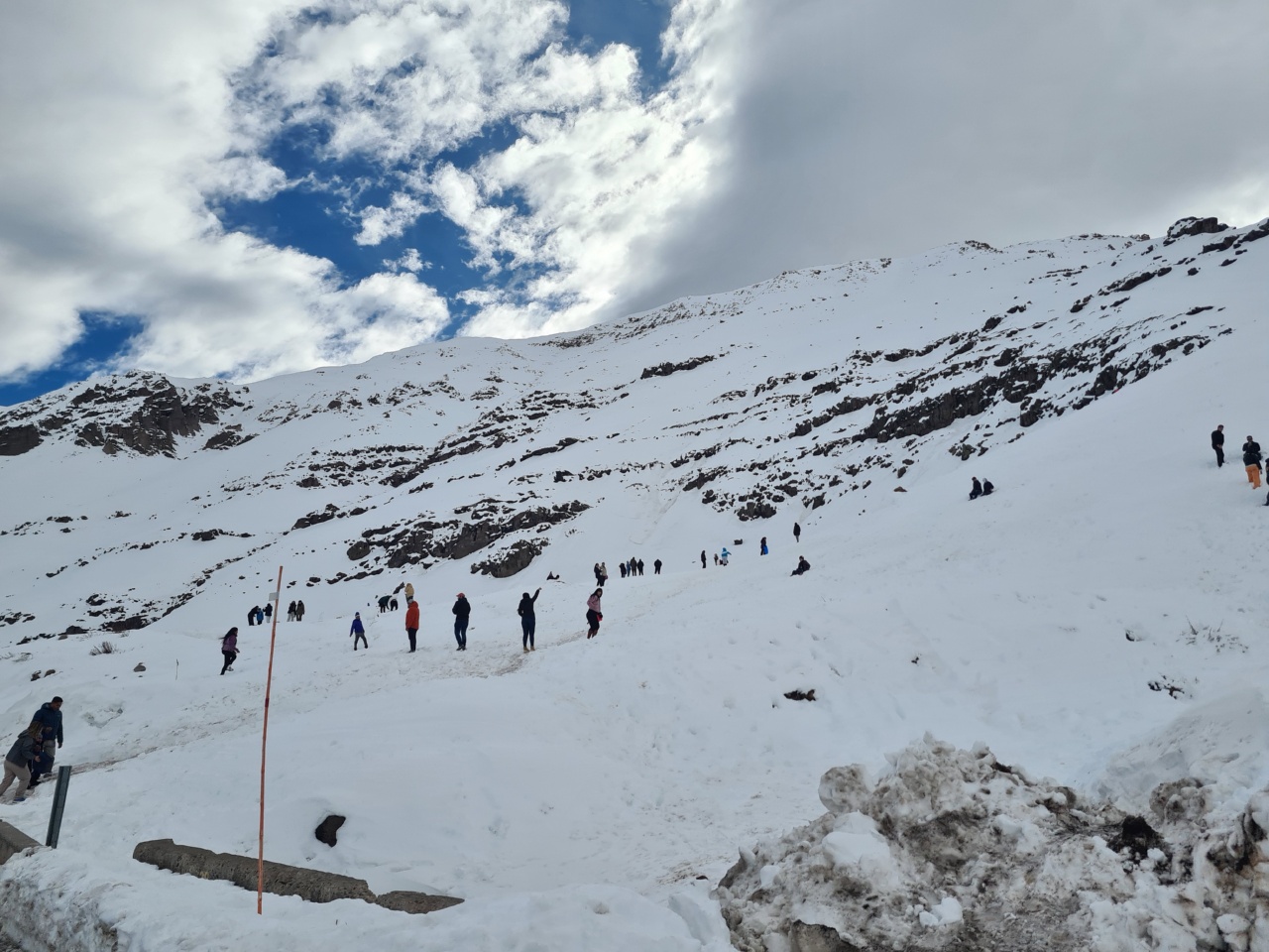 Familias disfrutando de la nieve cerca de Santiago