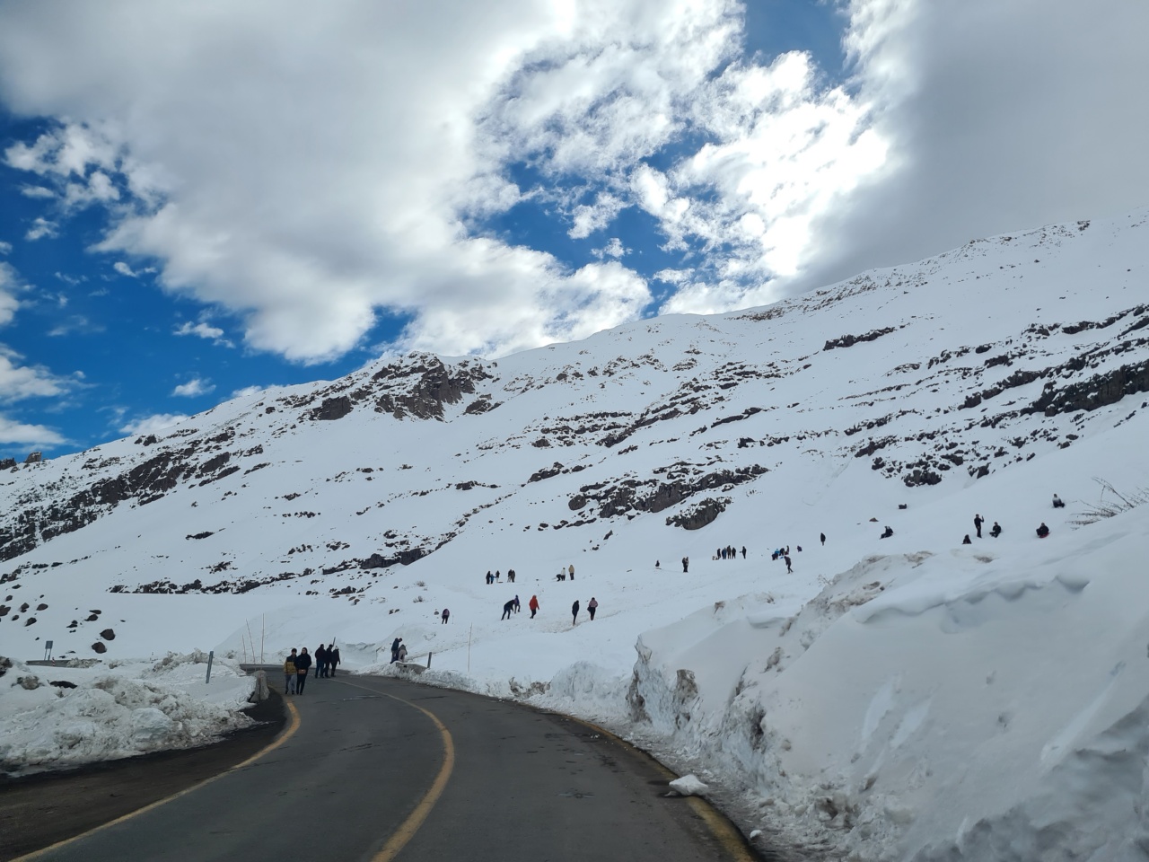 Gente caminando en la nieve